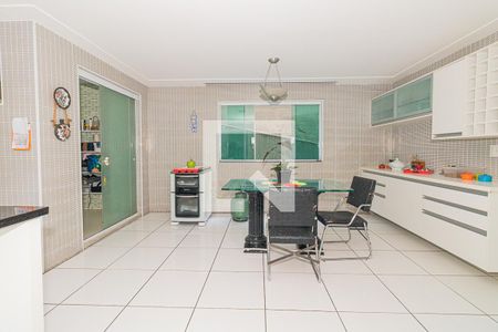Casa à venda com 350m², 5 quartos e 3 vagas Casa à venda com 350m², 5 quartos e 3 vagasCozinha