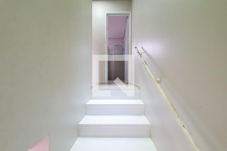 Casa à venda com 100m², 2 quartos e 2 vagas Casa à venda com 100m², 2 quartos e 2 vagasEscada