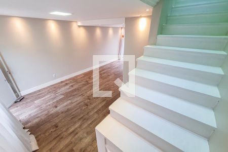 Casa à venda com 100m², 2 quartos e 2 vagas Casa à venda com 100m², 2 quartos e 2 vagasEscada