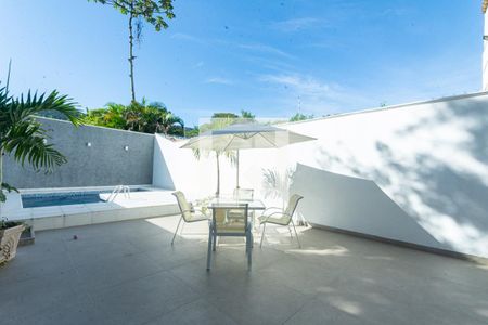 Casa à venda com 180m², 3 quartos e 2 vagasPiscina