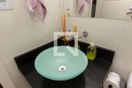 Casa à venda com 170m², 3 quartos e 2 vagas Casa à venda com 170m², 3 quartos e 2 vagasBanheiro Social