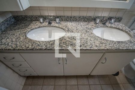 Casa de condomínio à venda com 200m², 3 quartos e 2 vagasBanheiro da Suíte