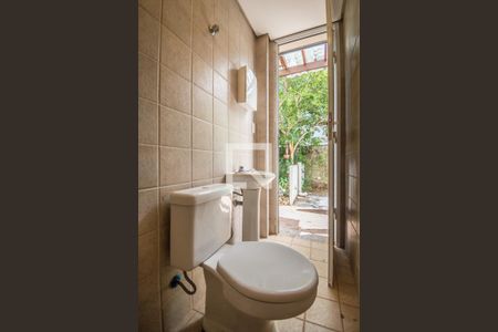 Casa de condomínio à venda com 200m², 3 quartos e 2 vagasBanheiro de Serviço