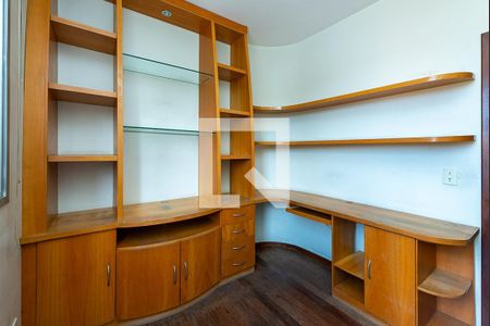 Apartamento à venda com 125m², 3 quartos e 2 vagasQuarto 2 - Armário e Mesa de Escritório