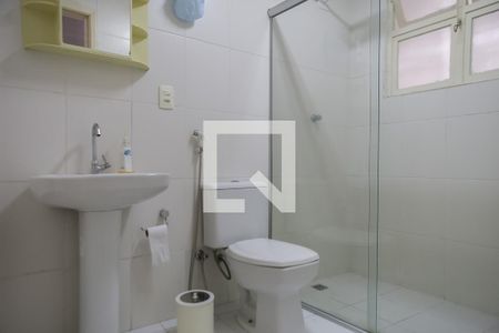 Banheiro de apartamento para alugar com 1 quarto, 60m² em Gonzaga, Santos