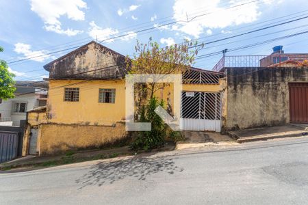 Casa à venda com 180m², 3 quartos e 2 vagas Casa à venda com 180m², 3 quartos e 2 vagasFachada