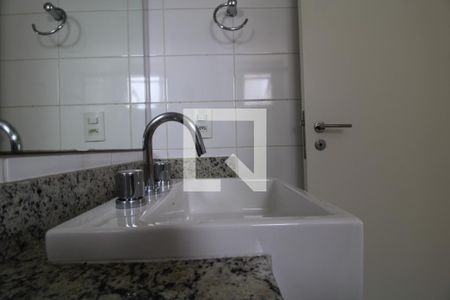 Apartamento para alugar com 80m², 2 quartos e 1 vagaPia do banheiro comum