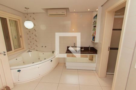 Casa à venda com 330m², 3 quartos e 4 vagasBanheiro da Suíte 1