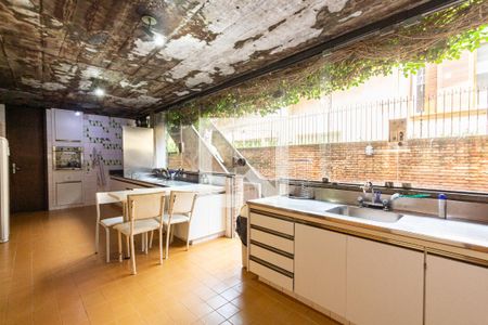 Casa à venda com 876m², 4 quartos e 4 vagas Casa à venda com 876m², 4 quartos e 4 vagasCozinha