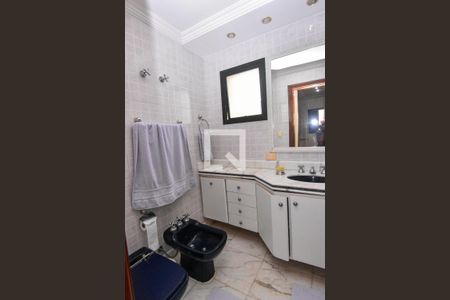 Apartamento à venda com 233m², 4 quartos e 5 vagas Apartamento à venda com 233m², 4 quartos e 5 vagasBanheiro da Suíte