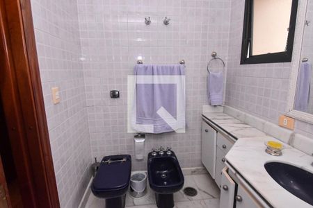 Apartamento à venda com 233m², 4 quartos e 5 vagas Apartamento à venda com 233m², 4 quartos e 5 vagasBanheiro da Suíte