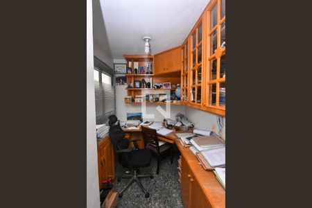 Apartamento à venda com 233m², 4 quartos e 5 vagas Apartamento à venda com 233m², 4 quartos e 5 vagasEscritório