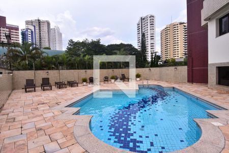 Apartamento à venda com 233m², 4 quartos e 5 vagas Apartamento à venda com 233m², 4 quartos e 5 vagasÁrea comum - Piscina