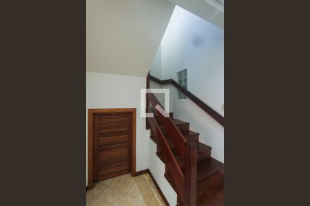 Casa à venda com 240m², 4 quartos e 3 vagasESCADAS