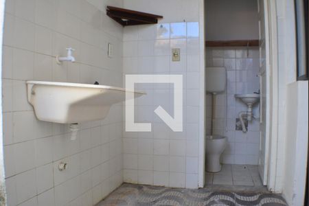 Casa de condomínio para alugar com 100m², 4 quartos e 2 vagasÁrea de Serviço - Banheiro e Despensa 