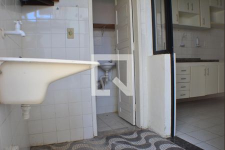 Casa de condomínio para alugar com 100m², 4 quartos e 2 vagasÁrea de Serviço - Banheiro e Despensa 