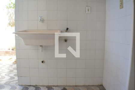 Casa de condomínio para alugar com 100m², 4 quartos e 2 vagasÁrea de Serviço - Banheiro e Despensa 