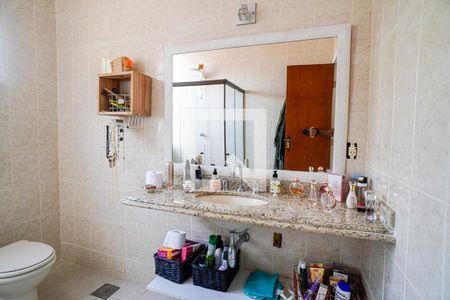 Casa de condomínio à venda com 220m², 4 quartos e 2 vagas Casa de condomínio à venda com 220m², 4 quartos e 2 vagasBanheiro