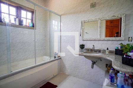 Casa de condomínio à venda com 220m², 4 quartos e 2 vagas Casa de condomínio à venda com 220m², 4 quartos e 2 vagasBanheiro