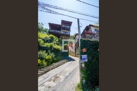 Casa de condomínio à venda com 220m², 4 quartos e 2 vagas Casa de condomínio à venda com 220m², 4 quartos e 2 vagasFachada