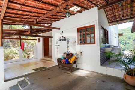 Casa de condomínio à venda com 220m², 4 quartos e 2 vagas Casa de condomínio à venda com 220m², 4 quartos e 2 vagasÁrea Externa