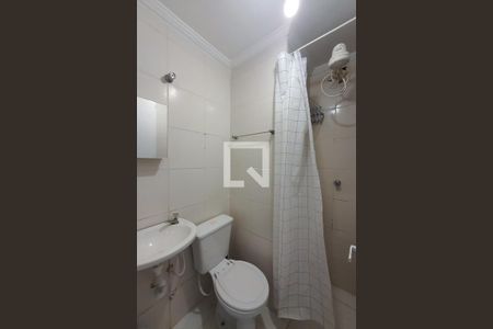 Banheiro de kitnet/studio para alugar com 1 quarto, 18m² em Aclimação, São Paulo