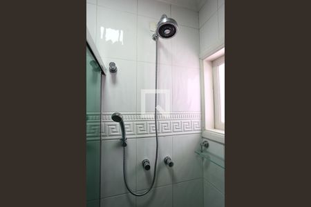 Casa de condomínio para alugar com 335m², 3 quartos e 4 vagasBanheiro da Suíte 2