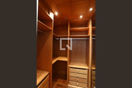 Casa de condomínio para alugar com 335m², 3 quartos e 4 vagasCloset da suíte 3