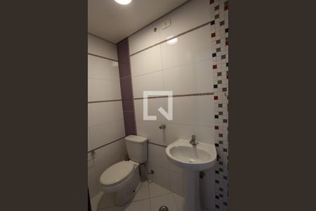 Casa de condomínio para alugar com 335m², 3 quartos e 4 vagasBanheiro da Suíte 4