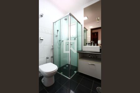 Casa de condomínio para alugar com 335m², 3 quartos e 4 vagasBanheiro da Suíte 2