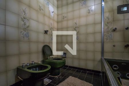 Casa à venda com 770m², 5 quartos e 9 vagasBanheiro da Suíte 1