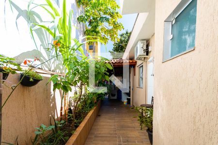 Casa à venda com 200m², 3 quartos e 4 vagasCorredor externo 