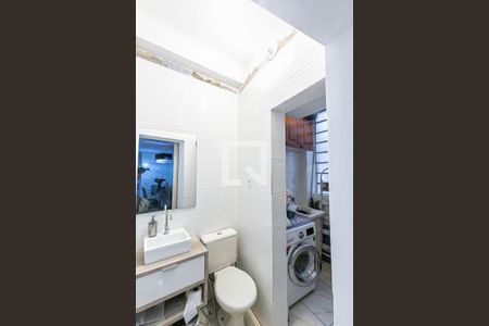 Banheiro e Área de Serviço de apartamento à venda com 3 quartos, 66m² em Centro Histórico, Porto Alegre