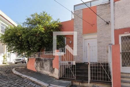 Casa de condomínio à venda com 240m², 3 quartos e 2 vagasFachada