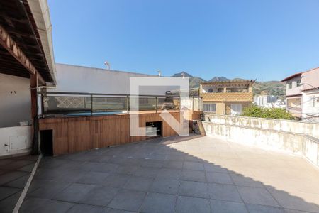 Casa de condomínio à venda com 240m², 3 quartos e 2 vagasTerraço