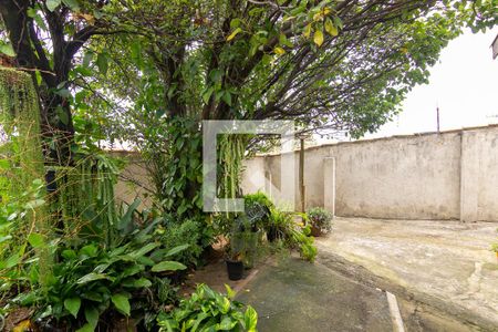 Casa à venda com 200m², 2 quartos e 6 vagas Casa à venda com 200m², 2 quartos e 6 vagasQuintal