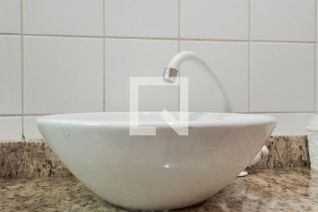 Banheiro de apartamento à venda com 2 quartos, 50m² em Rubem Berta, Porto Alegre