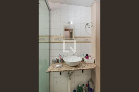 Banheiro de apartamento à venda com 2 quartos, 50m² em Rubem Berta, Porto Alegre