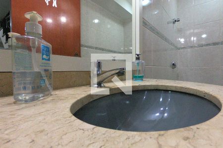 Casa à venda com 222m², 3 quartos e 4 vagasBanheiro da Área da churrasqueira e piscina