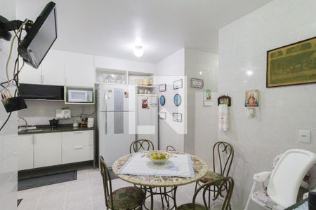 Apartamento à venda com 227m², 4 quartos e 3 vagas Apartamento à venda com 227m², 4 quartos e 3 vagasCozinha e Copa
