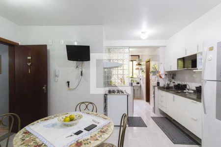Apartamento à venda com 227m², 4 quartos e 3 vagas Apartamento à venda com 227m², 4 quartos e 3 vagasCozinha e Copa