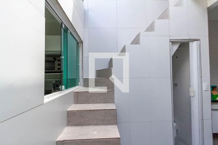 Escada de casa para alugar com 2 quartos, 110m² em Nova Petrópolis, São Bernardo do Campo