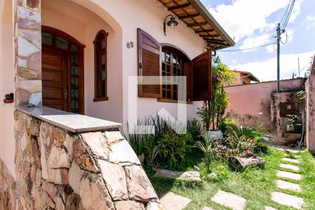 Casa à venda com 258m², 4 quartos e 4 vagas Casa à venda com 258m², 4 quartos e 4 vagasFachada