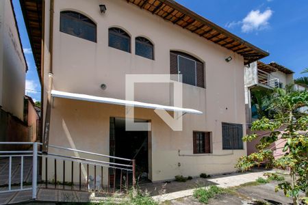 Casa à venda com 258m², 4 quartos e 4 vagas Casa à venda com 258m², 4 quartos e 4 vagasQuintal