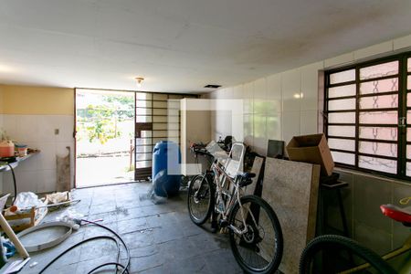 Casa à venda com 258m², 4 quartos e 4 vagas Casa à venda com 258m², 4 quartos e 4 vagasPorão 1