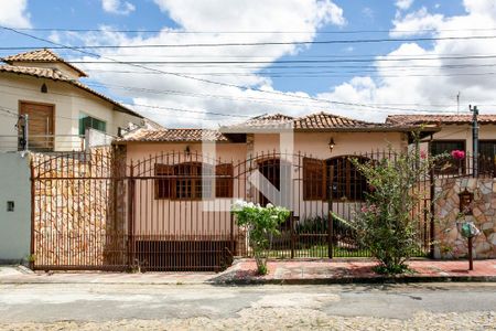 Casa à venda com 258m², 4 quartos e 4 vagas Casa à venda com 258m², 4 quartos e 4 vagasFachada
