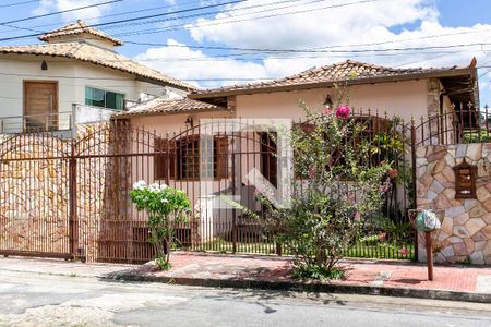 Casa à venda com 258m², 4 quartos e 4 vagas Casa à venda com 258m², 4 quartos e 4 vagasFachada