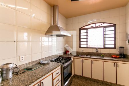 Casa à venda com 258m², 4 quartos e 4 vagas Casa à venda com 258m², 4 quartos e 4 vagasCozinha