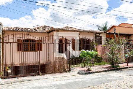 Casa à venda com 258m², 4 quartos e 4 vagas Casa à venda com 258m², 4 quartos e 4 vagasFachada