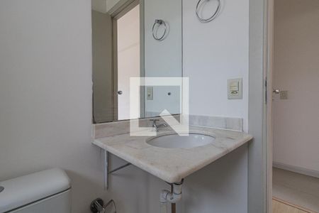 Banheiro da suite de apartamento à venda com 3 quartos, 69m² em Vila Ipiranga, Porto Alegre